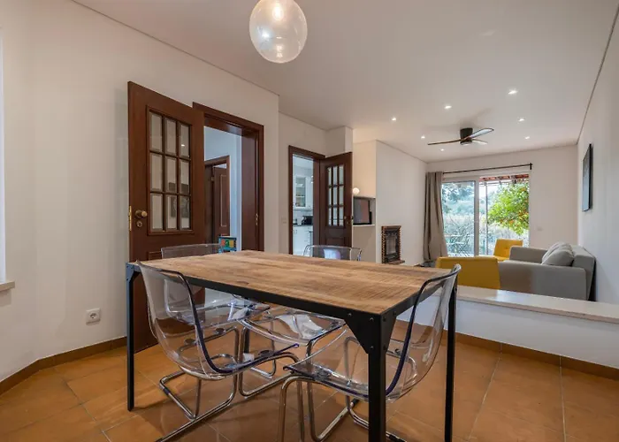 Hidden Garden Near The Castle Óbidos